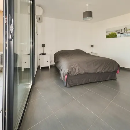 With 4 Bedrooms In Canet-en-roussillon, With Wonderful Sea V *